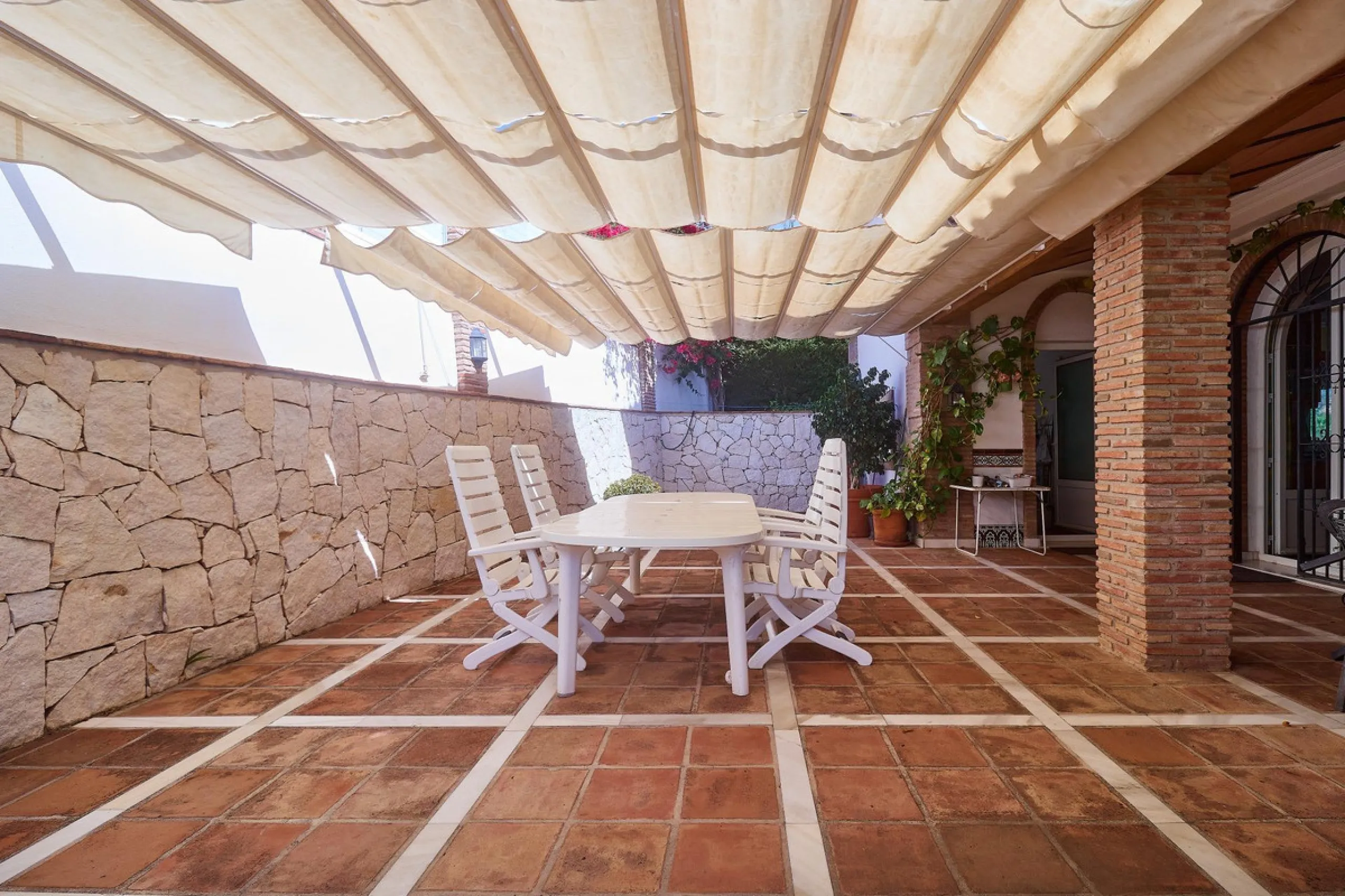 Discover this exceptional detached villa located in the desirable Carretera de Mijas area. With a generous build size of 483 m2 and set on an expansive plot of 833 m2, this property is just a short walk (2500 meters) to the stunning beach. The home featur