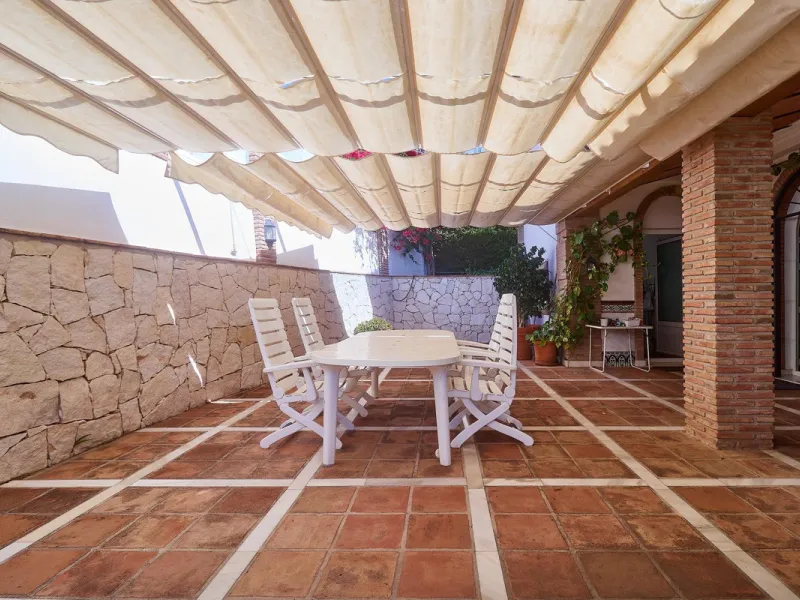 Discover this exceptional detached villa located in the desirable Carretera de Mijas area. With a generous build size of 483 m2 and set on an expansive plot of 833 m2, this property is just a short walk (2500 meters) to the stunning beach. The home featur