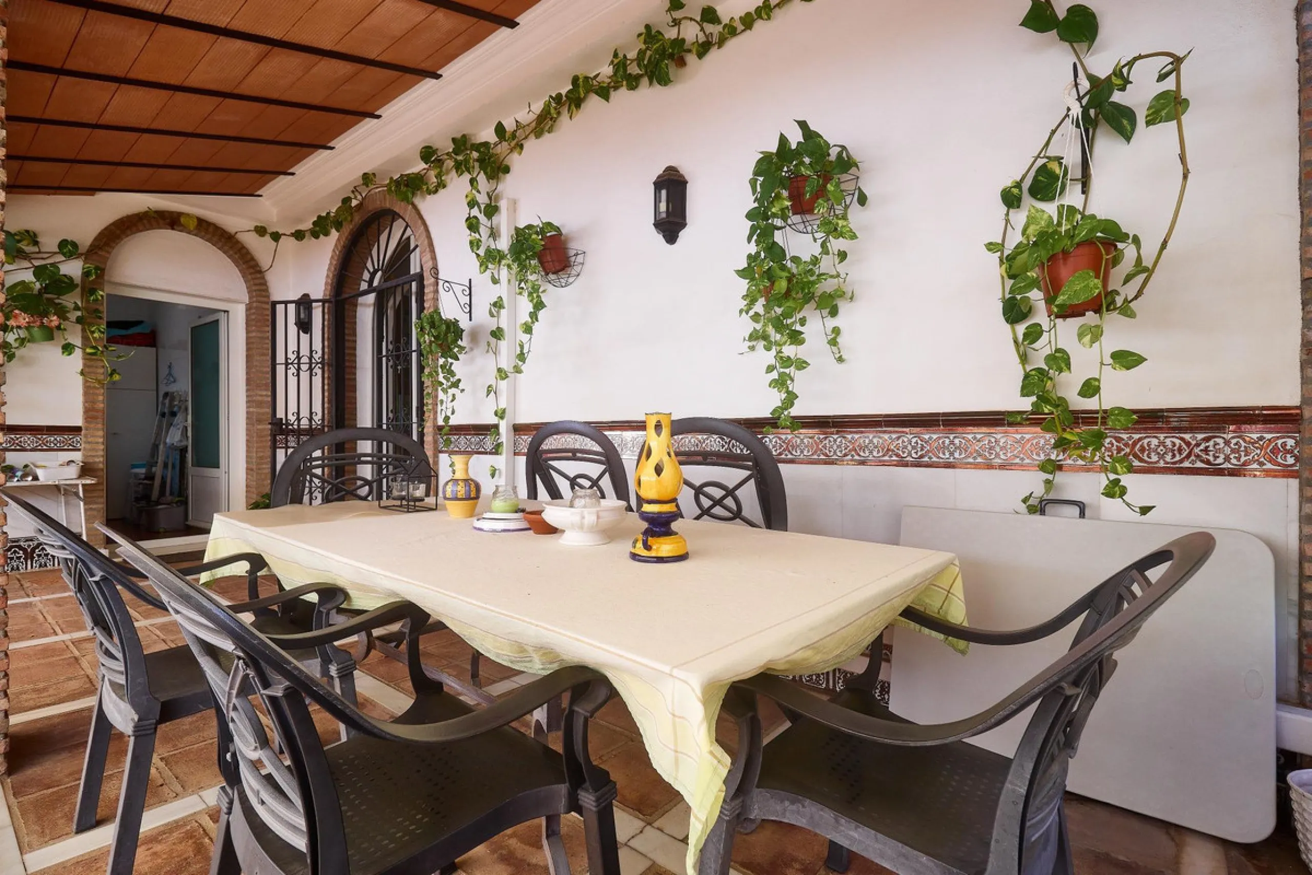 Discover this exceptional detached villa located in the desirable Carretera de Mijas area. With a generous build size of 483 m2 and set on an expansive plot of 833 m2, this property is just a short walk (2500 meters) to the stunning beach. The home featur