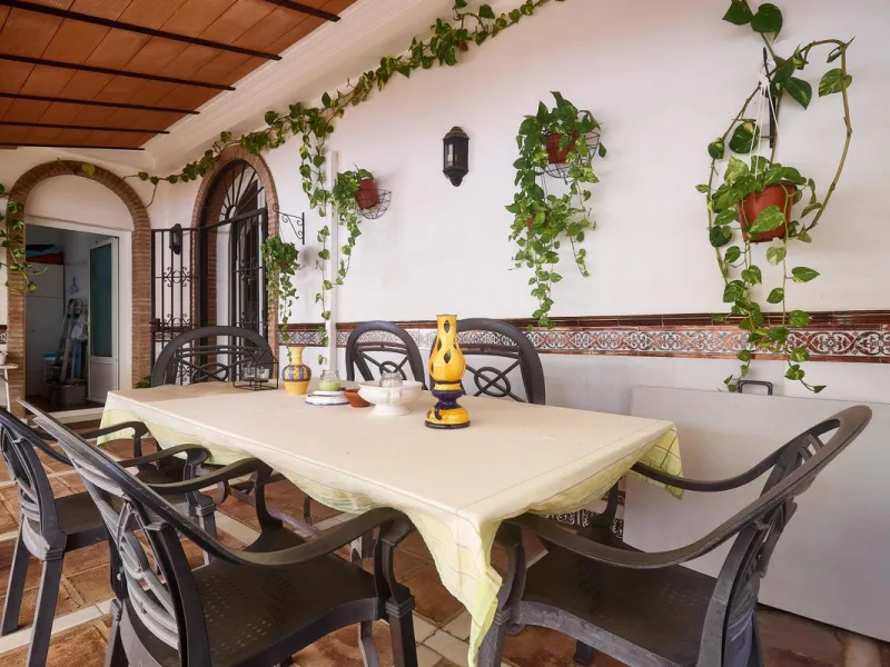 Discover this exceptional detached villa located in the desirable Carretera de Mijas area. With a generous build size of 483 m2 and set on an expansive plot of 833 m2, this property is just a short walk (2500 meters) to the stunning beach. The home featur