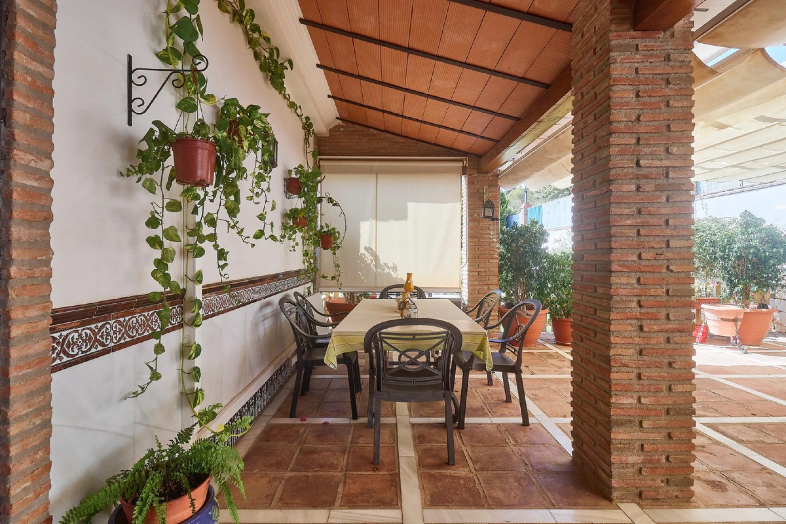 Discover this exceptional detached villa located in the desirable Carretera de Mijas area. With a generous build size of 483 m2 and set on an expansive plot of 833 m2, this property is just a short walk (2500 meters) to the stunning beach. The home featur