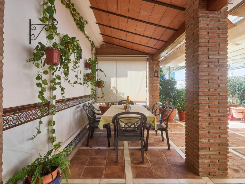 Discover this exceptional detached villa located in the desirable Carretera de Mijas area. With a generous build size of 483 m2 and set on an expansive plot of 833 m2, this property is just a short walk (2500 meters) to the stunning beach. The home featur