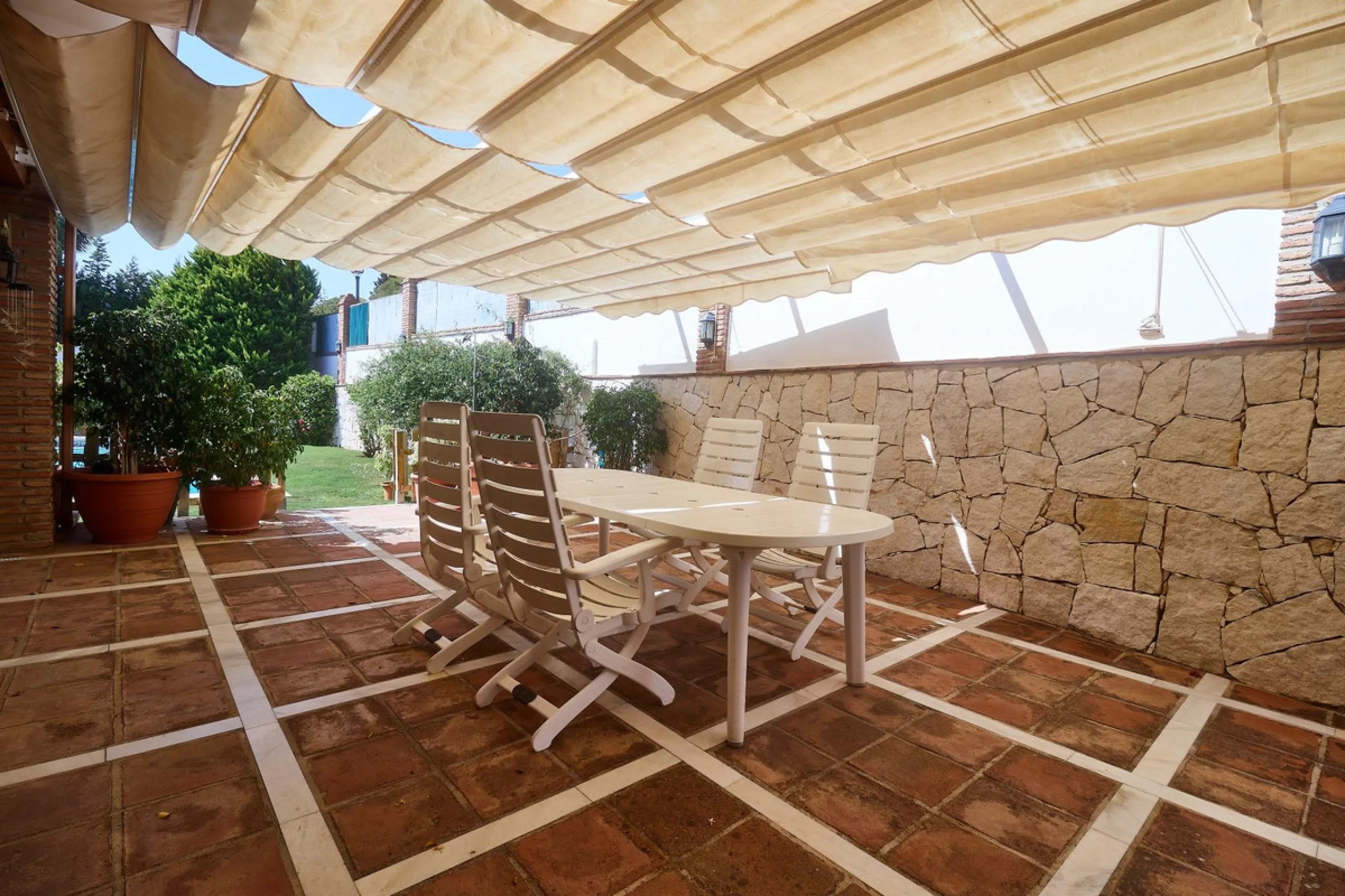 Discover this exceptional detached villa located in the desirable Carretera de Mijas area. With a generous build size of 483 m2 and set on an expansive plot of 833 m2, this property is just a short walk (2500 meters) to the stunning beach. The home featur