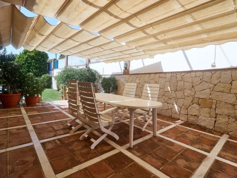 Discover this exceptional detached villa located in the desirable Carretera de Mijas area. With a generous build size of 483 m2 and set on an expansive plot of 833 m2, this property is just a short walk (2500 meters) to the stunning beach. The home featur