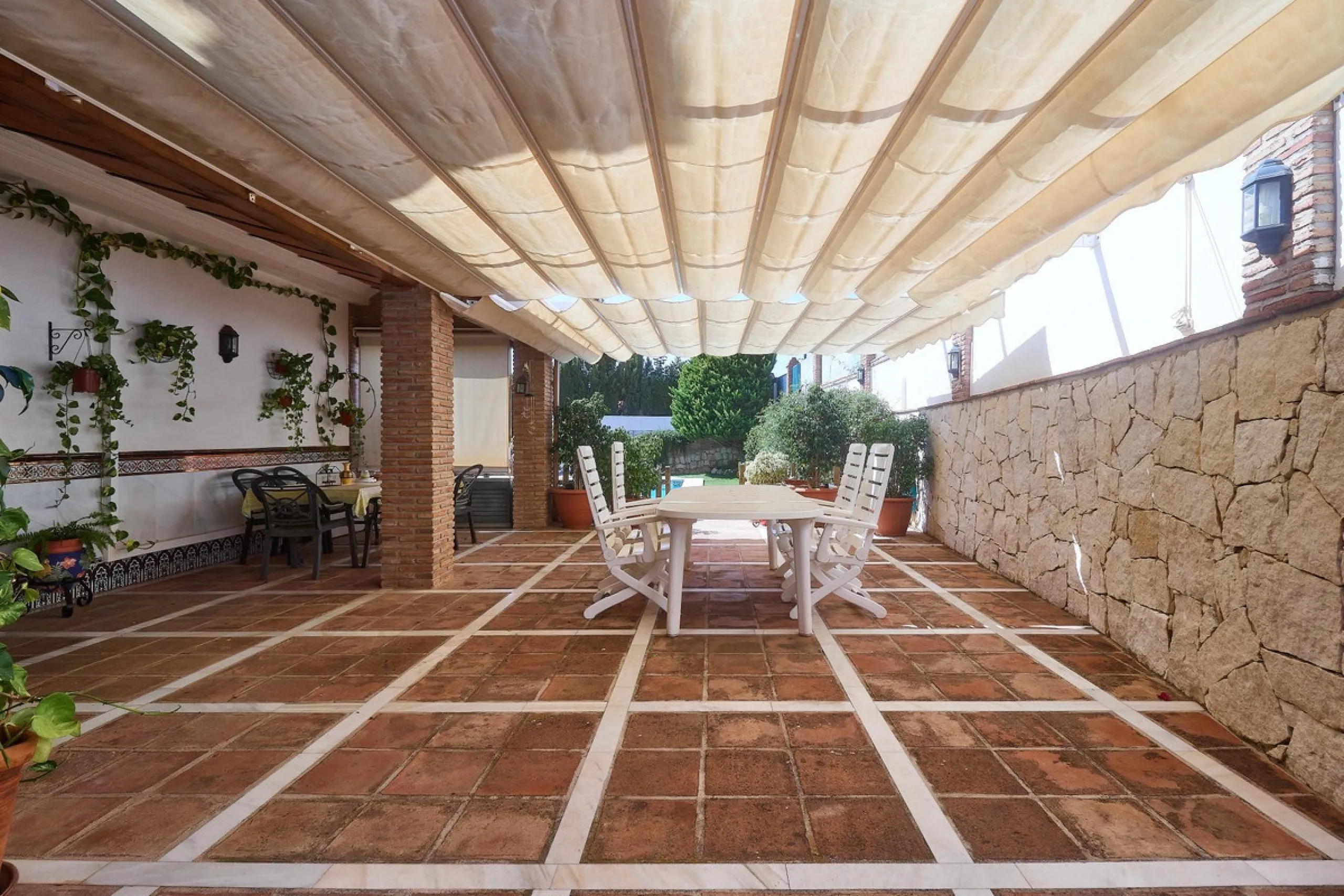 Discover this exceptional detached villa located in the desirable Carretera de Mijas area. With a generous build size of 483 m2 and set on an expansive plot of 833 m2, this property is just a short walk (2500 meters) to the stunning beach. The home featur