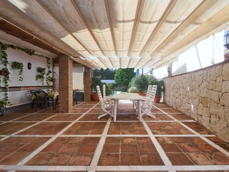 Discover this exceptional detached villa located in the desirable Carretera de Mijas area. With a generous build size of 483 m2 and set on an expansive plot of 833 m2, this property is just a short walk (2500 meters) to the stunning beach. The home featur