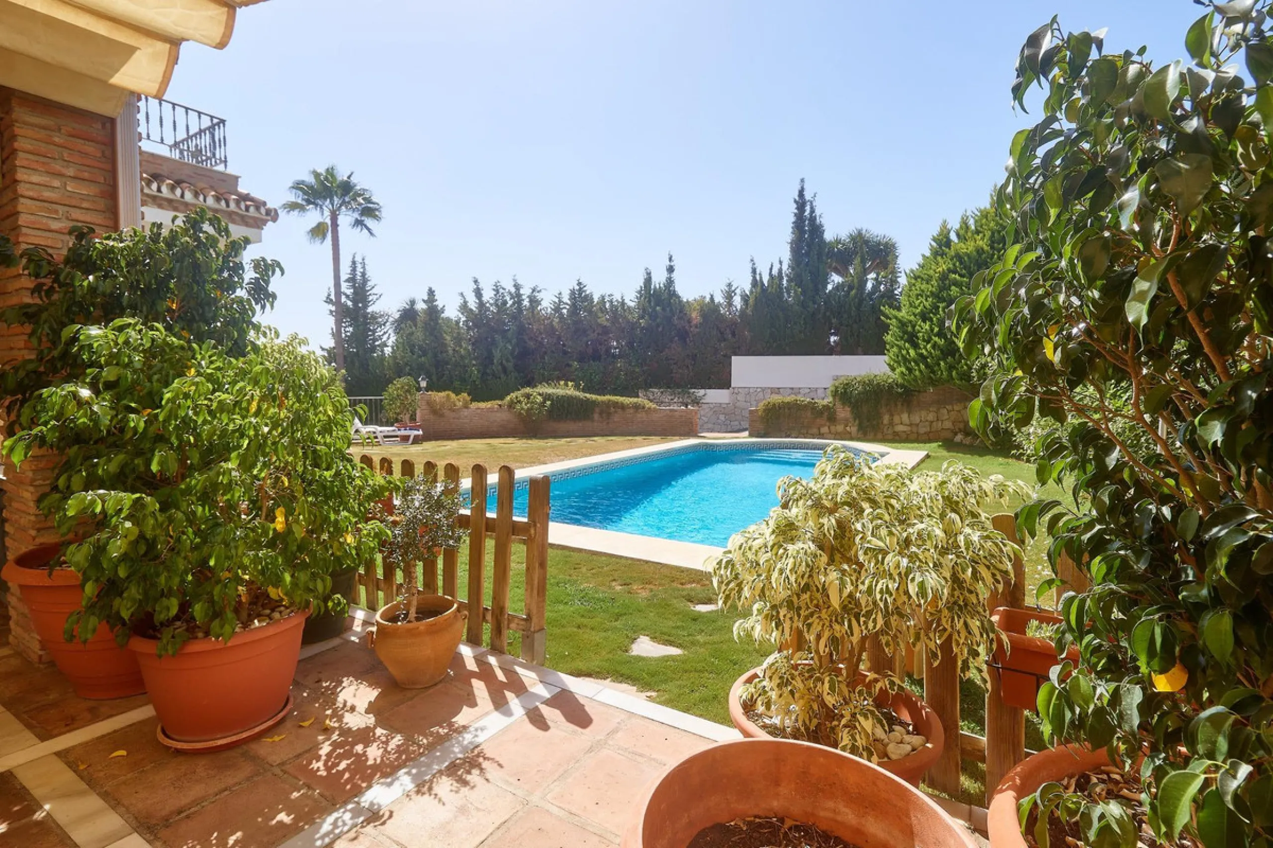 Discover this exceptional detached villa located in the desirable Carretera de Mijas area. With a generous build size of 483 m2 and set on an expansive plot of 833 m2, this property is just a short walk (2500 meters) to the stunning beach. The home featur