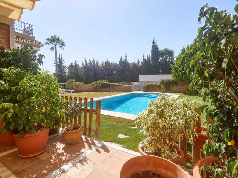 Discover this exceptional detached villa located in the desirable Carretera de Mijas area. With a generous build size of 483 m2 and set on an expansive plot of 833 m2, this property is just a short walk (2500 meters) to the stunning beach. The home featur