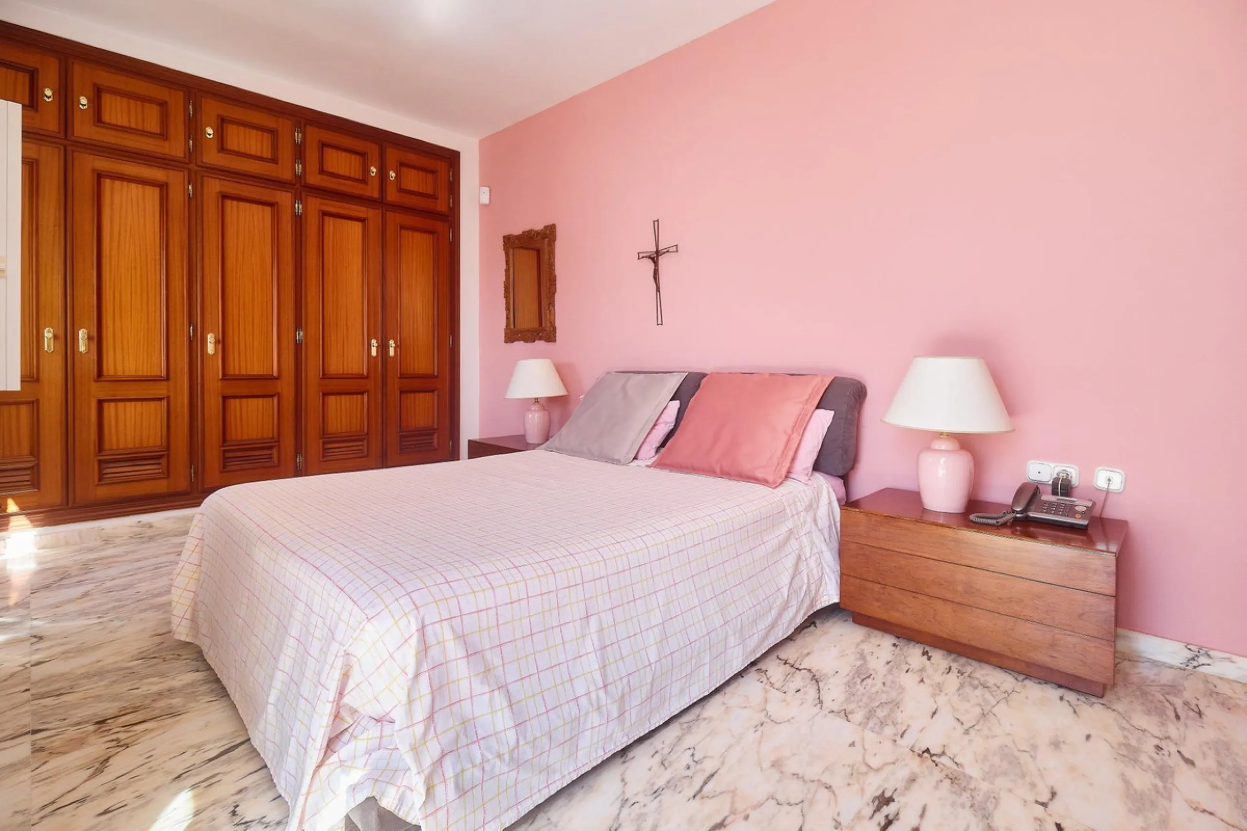 Discover this exceptional detached villa located in the desirable Carretera de Mijas area. With a generous build size of 483 m2 and set on an expansive plot of 833 m2, this property is just a short walk (2500 meters) to the stunning beach. The home featur