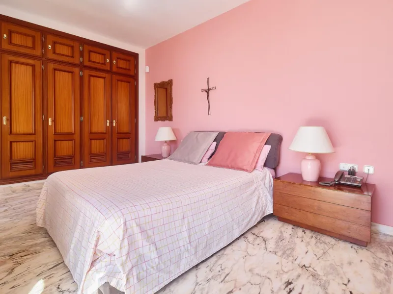 Discover this exceptional detached villa located in the desirable Carretera de Mijas area. With a generous build size of 483 m2 and set on an expansive plot of 833 m2, this property is just a short walk (2500 meters) to the stunning beach. The home featur