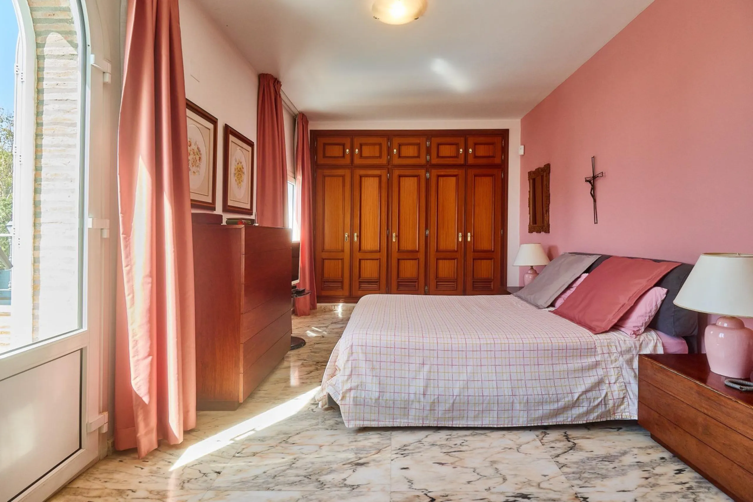 Discover this exceptional detached villa located in the desirable Carretera de Mijas area. With a generous build size of 483 m2 and set on an expansive plot of 833 m2, this property is just a short walk (2500 meters) to the stunning beach. The home featur