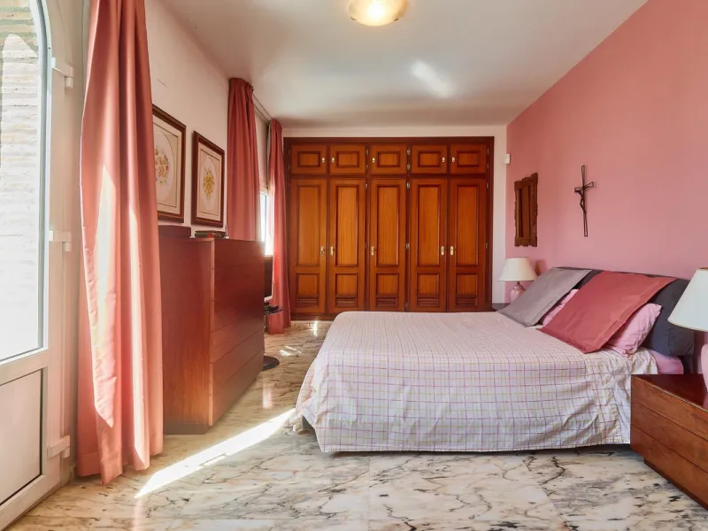 Discover this exceptional detached villa located in the desirable Carretera de Mijas area. With a generous build size of 483 m2 and set on an expansive plot of 833 m2, this property is just a short walk (2500 meters) to the stunning beach. The home featur