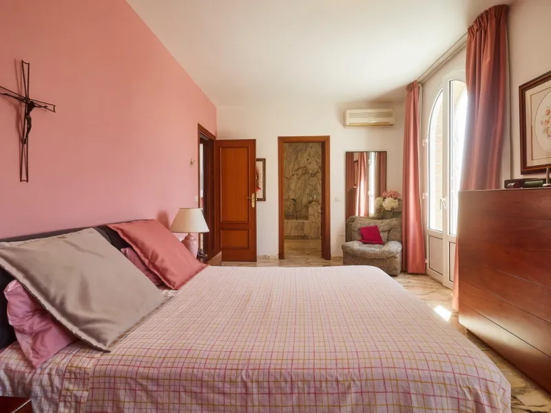 Discover this exceptional detached villa located in the desirable Carretera de Mijas area. With a generous build size of 483 m2 and set on an expansive plot of 833 m2, this property is just a short walk (2500 meters) to the stunning beach. The home featur