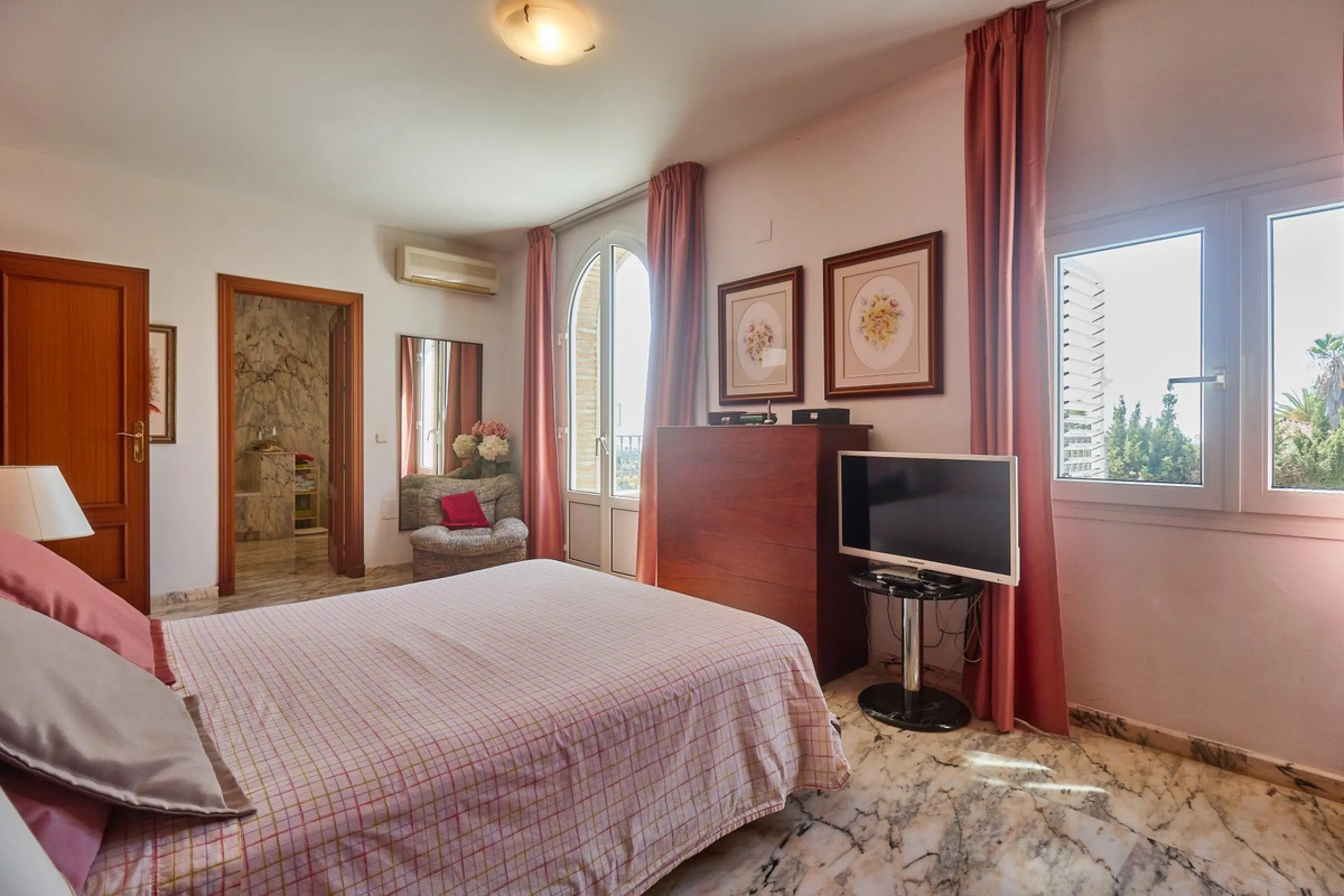 Discover this exceptional detached villa located in the desirable Carretera de Mijas area. With a generous build size of 483 m2 and set on an expansive plot of 833 m2, this property is just a short walk (2500 meters) to the stunning beach. The home featur