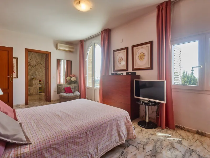 Discover this exceptional detached villa located in the desirable Carretera de Mijas area. With a generous build size of 483 m2 and set on an expansive plot of 833 m2, this property is just a short walk (2500 meters) to the stunning beach. The home featur