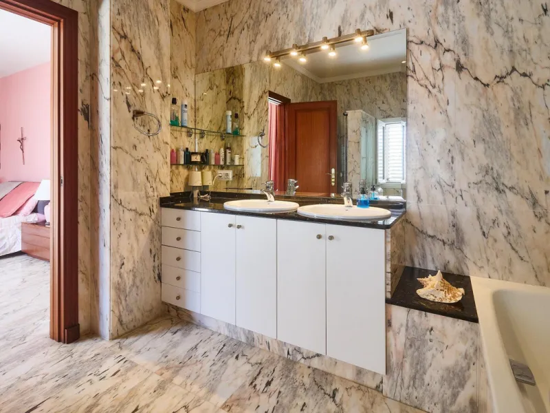 Discover this exceptional detached villa located in the desirable Carretera de Mijas area. With a generous build size of 483 m2 and set on an expansive plot of 833 m2, this property is just a short walk (2500 meters) to the stunning beach. The home featur