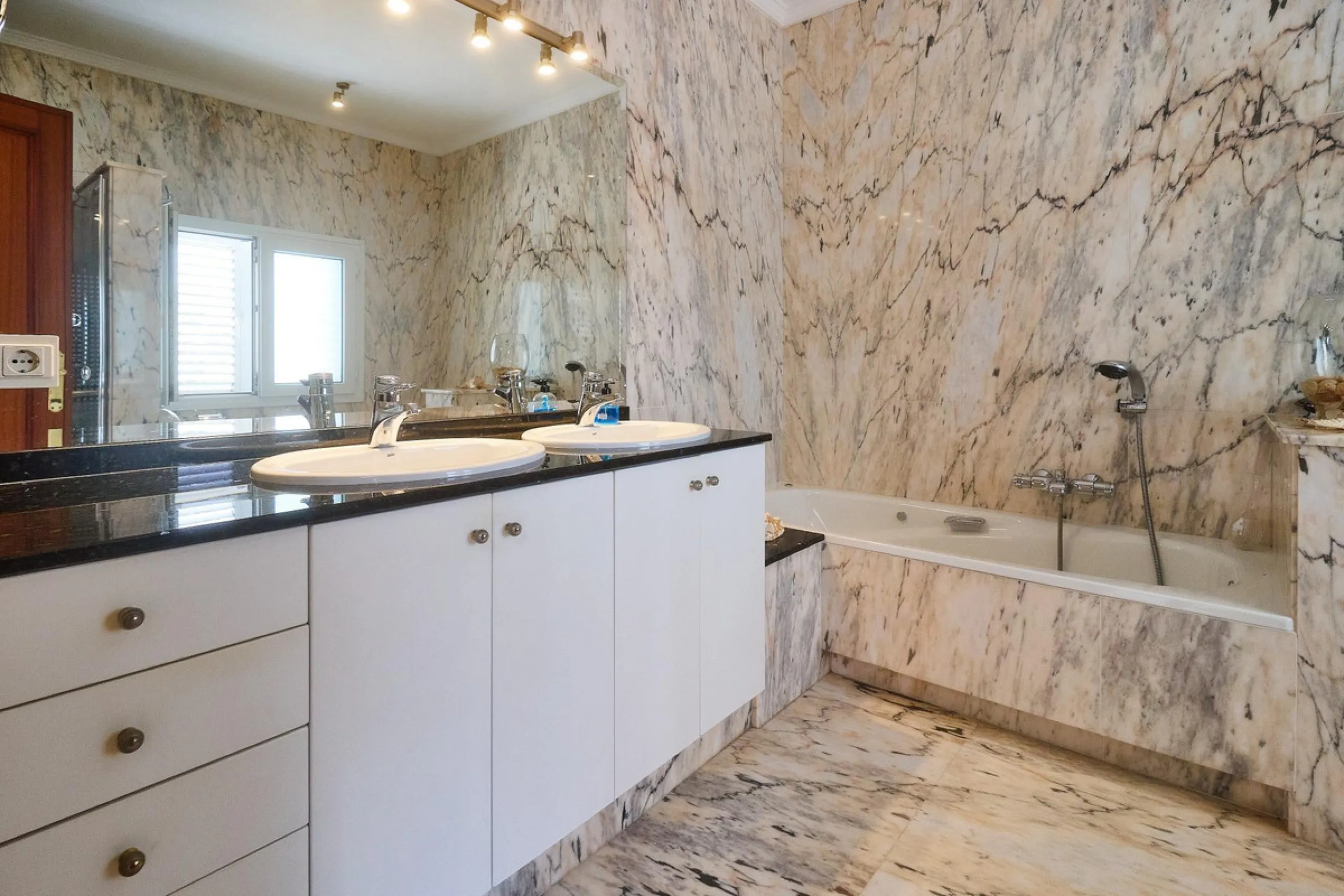 Discover this exceptional detached villa located in the desirable Carretera de Mijas area. With a generous build size of 483 m2 and set on an expansive plot of 833 m2, this property is just a short walk (2500 meters) to the stunning beach. The home featur