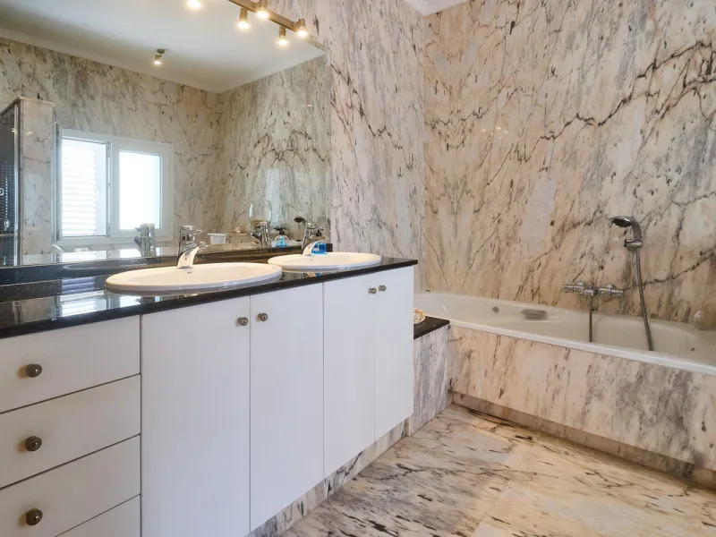 Discover this exceptional detached villa located in the desirable Carretera de Mijas area. With a generous build size of 483 m2 and set on an expansive plot of 833 m2, this property is just a short walk (2500 meters) to the stunning beach. The home featur
