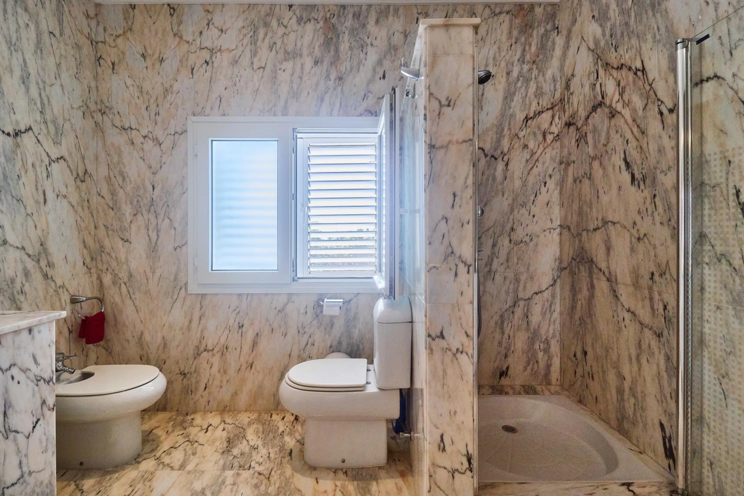 Discover this exceptional detached villa located in the desirable Carretera de Mijas area. With a generous build size of 483 m2 and set on an expansive plot of 833 m2, this property is just a short walk (2500 meters) to the stunning beach. The home featur