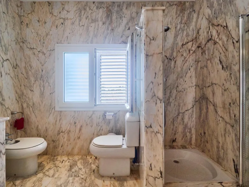 Discover this exceptional detached villa located in the desirable Carretera de Mijas area. With a generous build size of 483 m2 and set on an expansive plot of 833 m2, this property is just a short walk (2500 meters) to the stunning beach. The home featur