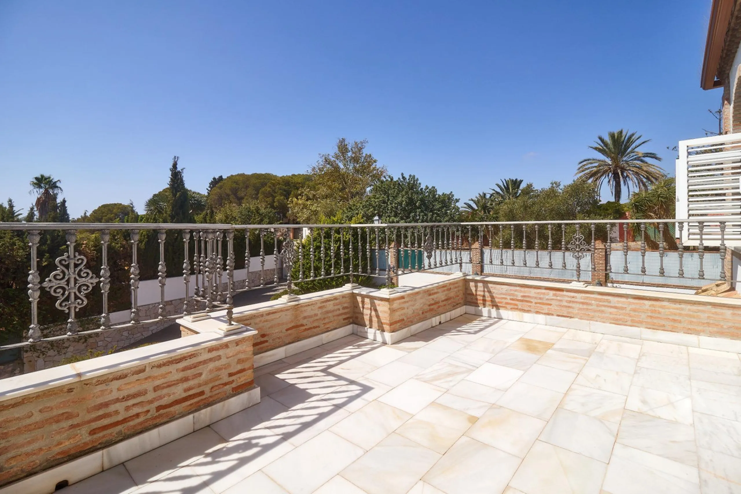 Discover this exceptional detached villa located in the desirable Carretera de Mijas area. With a generous build size of 483 m2 and set on an expansive plot of 833 m2, this property is just a short walk (2500 meters) to the stunning beach. The home featur