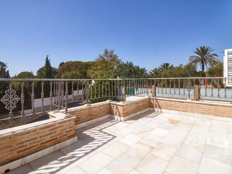 Discover this exceptional detached villa located in the desirable Carretera de Mijas area. With a generous build size of 483 m2 and set on an expansive plot of 833 m2, this property is just a short walk (2500 meters) to the stunning beach. The home featur