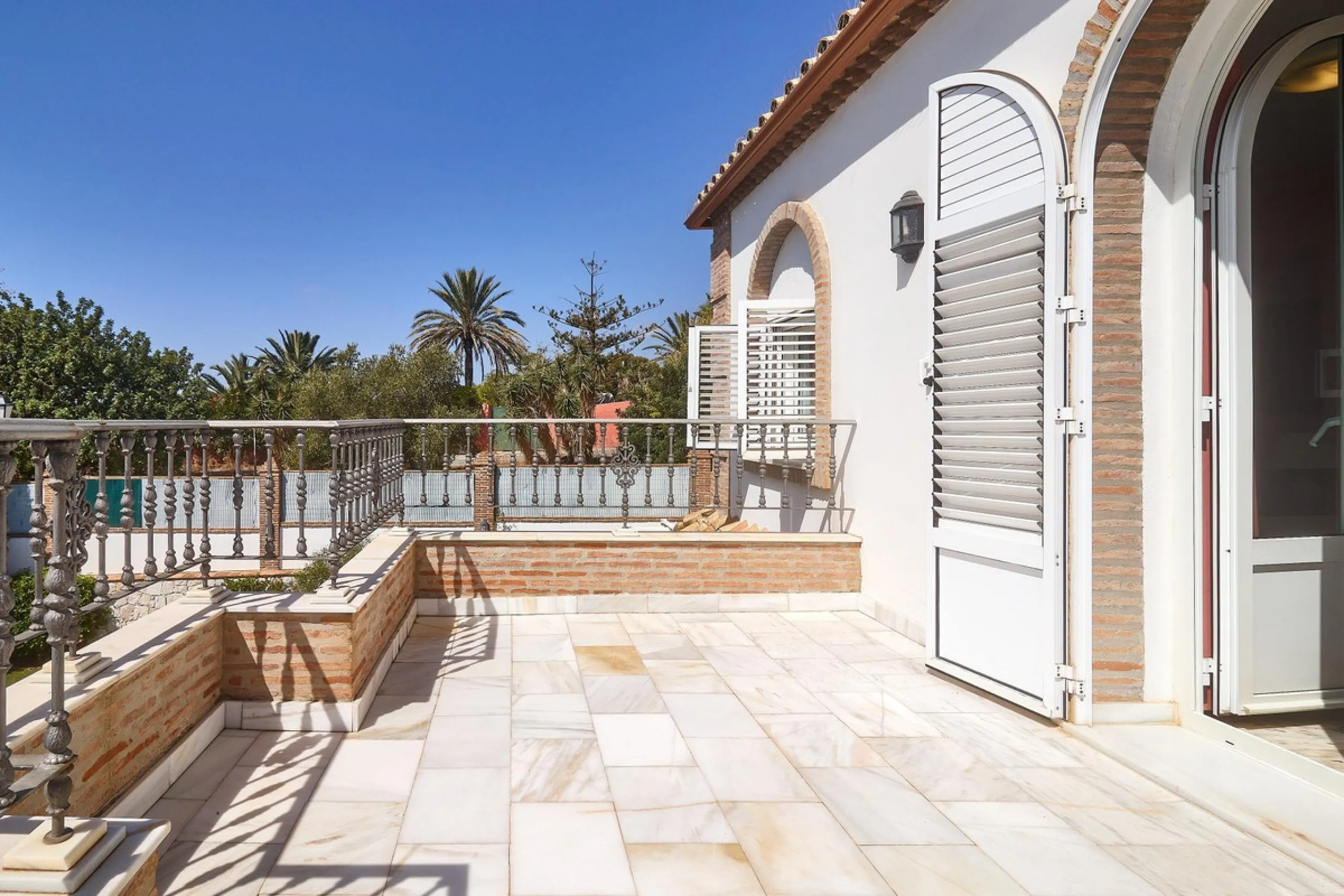 Discover this exceptional detached villa located in the desirable Carretera de Mijas area. With a generous build size of 483 m2 and set on an expansive plot of 833 m2, this property is just a short walk (2500 meters) to the stunning beach. The home featur