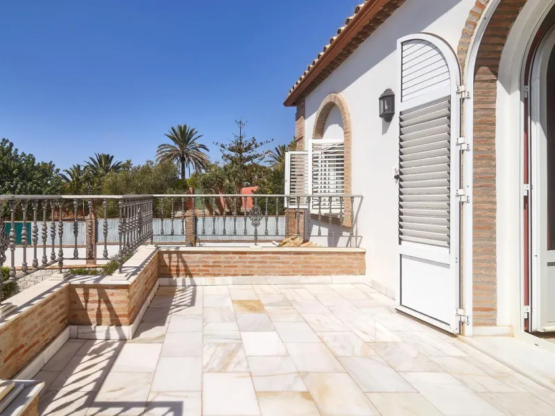 Discover this exceptional detached villa located in the desirable Carretera de Mijas area. With a generous build size of 483 m2 and set on an expansive plot of 833 m2, this property is just a short walk (2500 meters) to the stunning beach. The home featur