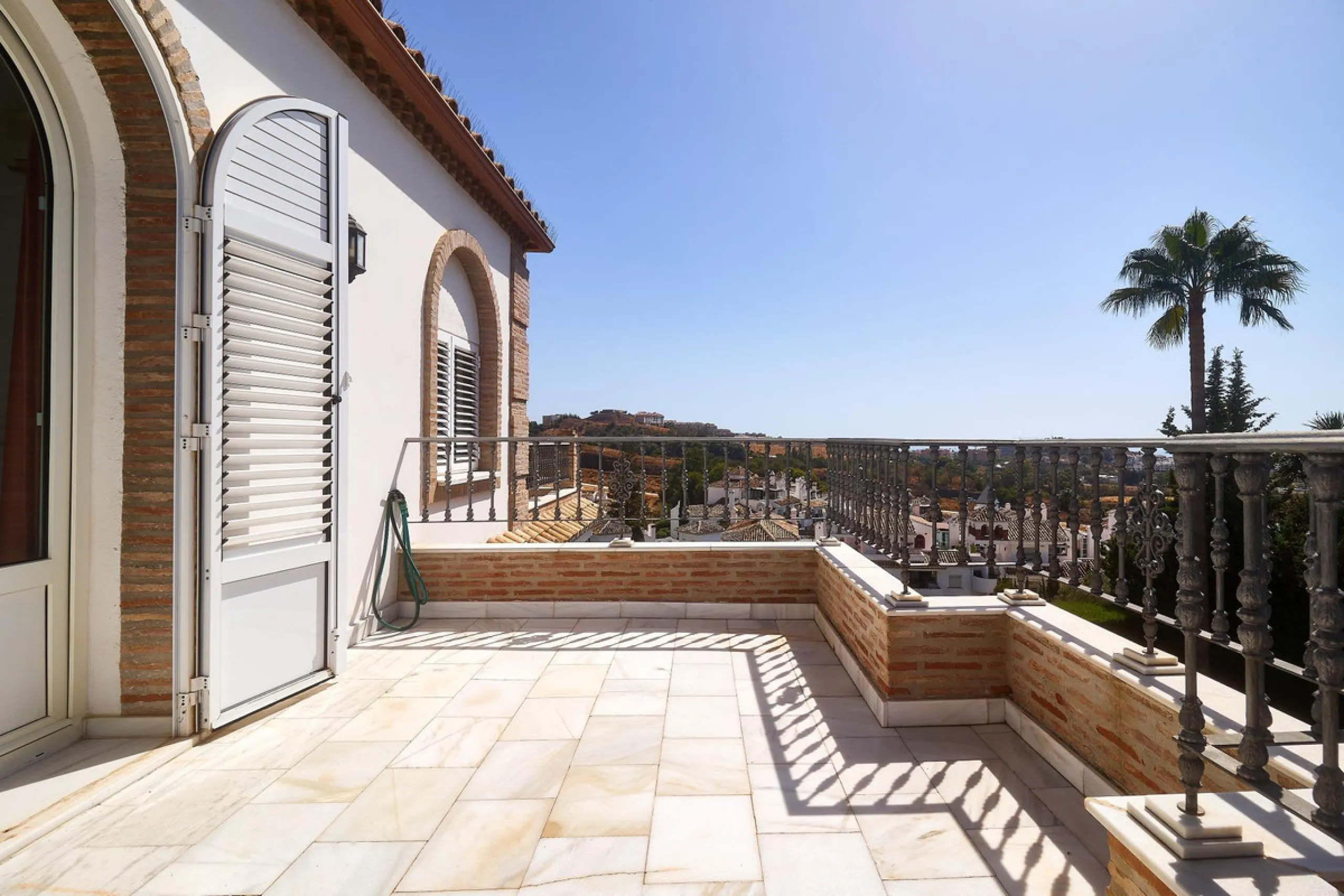 Discover this exceptional detached villa located in the desirable Carretera de Mijas area. With a generous build size of 483 m2 and set on an expansive plot of 833 m2, this property is just a short walk (2500 meters) to the stunning beach. The home featur