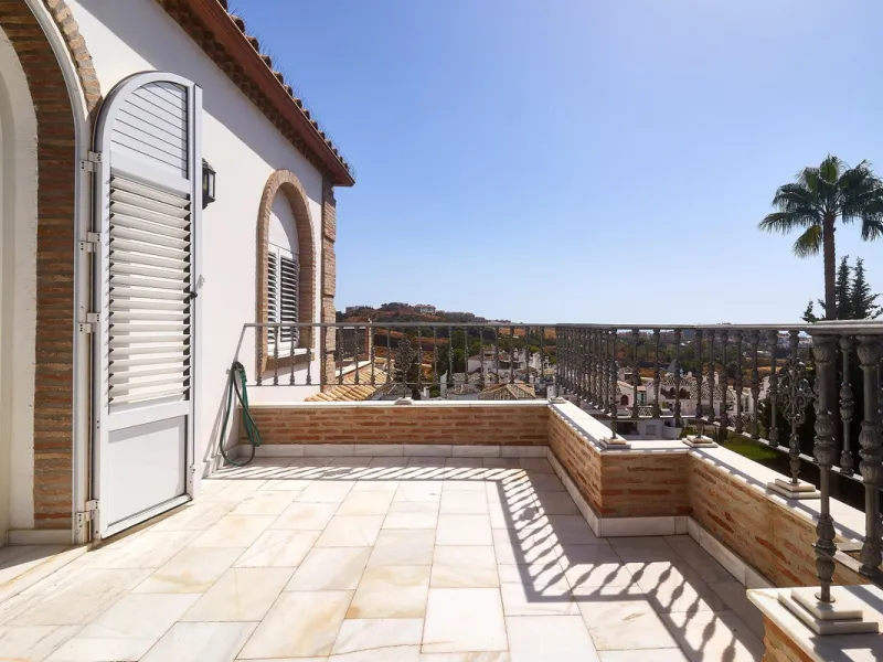 Discover this exceptional detached villa located in the desirable Carretera de Mijas area. With a generous build size of 483 m2 and set on an expansive plot of 833 m2, this property is just a short walk (2500 meters) to the stunning beach. The home featur