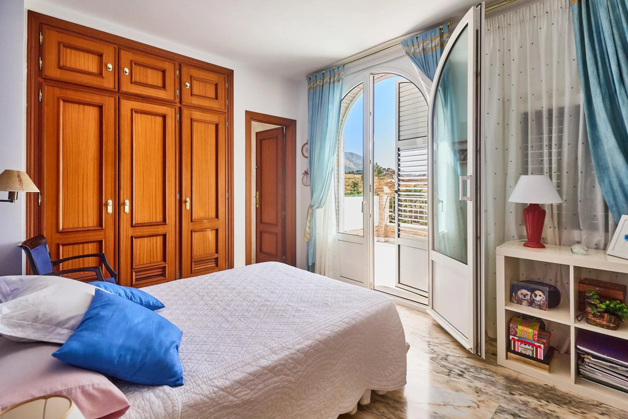 Discover this exceptional detached villa located in the desirable Carretera de Mijas area. With a generous build size of 483 m2 and set on an expansive plot of 833 m2, this property is just a short walk (2500 meters) to the stunning beach. The home featur