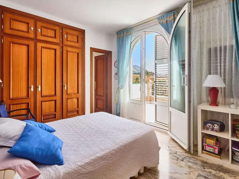 Discover this exceptional detached villa located in the desirable Carretera de Mijas area. With a generous build size of 483 m2 and set on an expansive plot of 833 m2, this property is just a short walk (2500 meters) to the stunning beach. The home featur