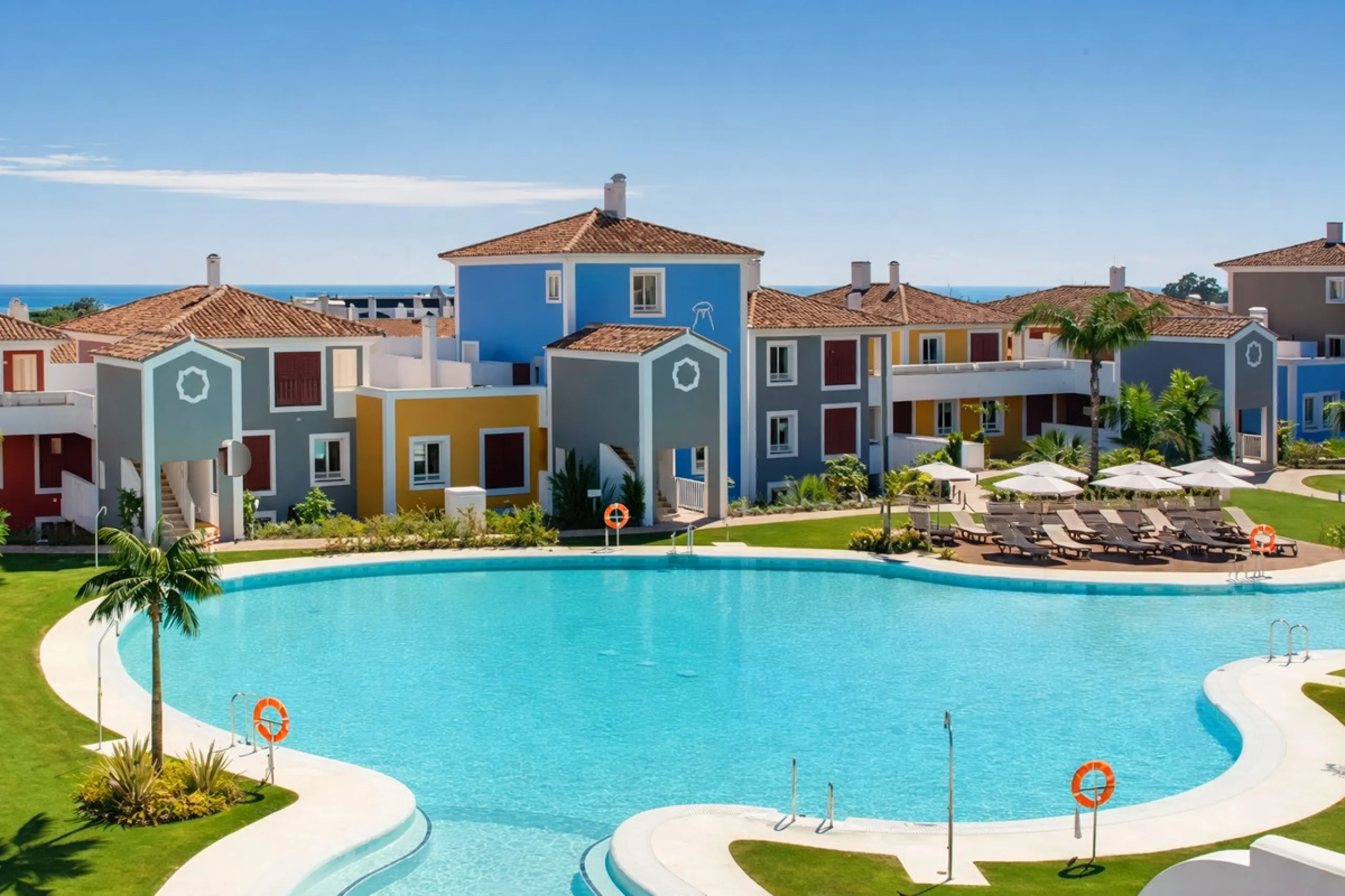 Located in the sought-after urbanisation Cortijo del Mar, this bright and well-presented 2-bedroom, 2-bathroom ground-floor apartment offers comfort, privacy, and excellent rental potential.