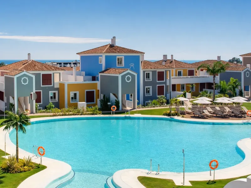 Located in the sought-after urbanisation Cortijo del Mar, this bright and well-presented 2-bedroom, 2-bathroom ground-floor apartment offers comfort, privacy, and excellent rental potential.