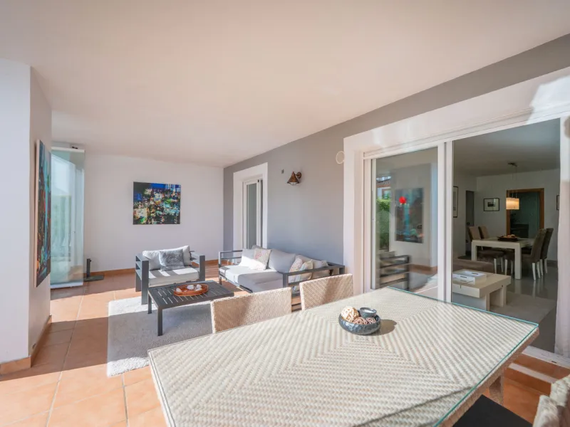 Located in the sought-after urbanisation Cortijo del Mar, this bright and well-presented 2-bedroom, 2-bathroom ground-floor apartment offers comfort, privacy, and excellent rental potential.