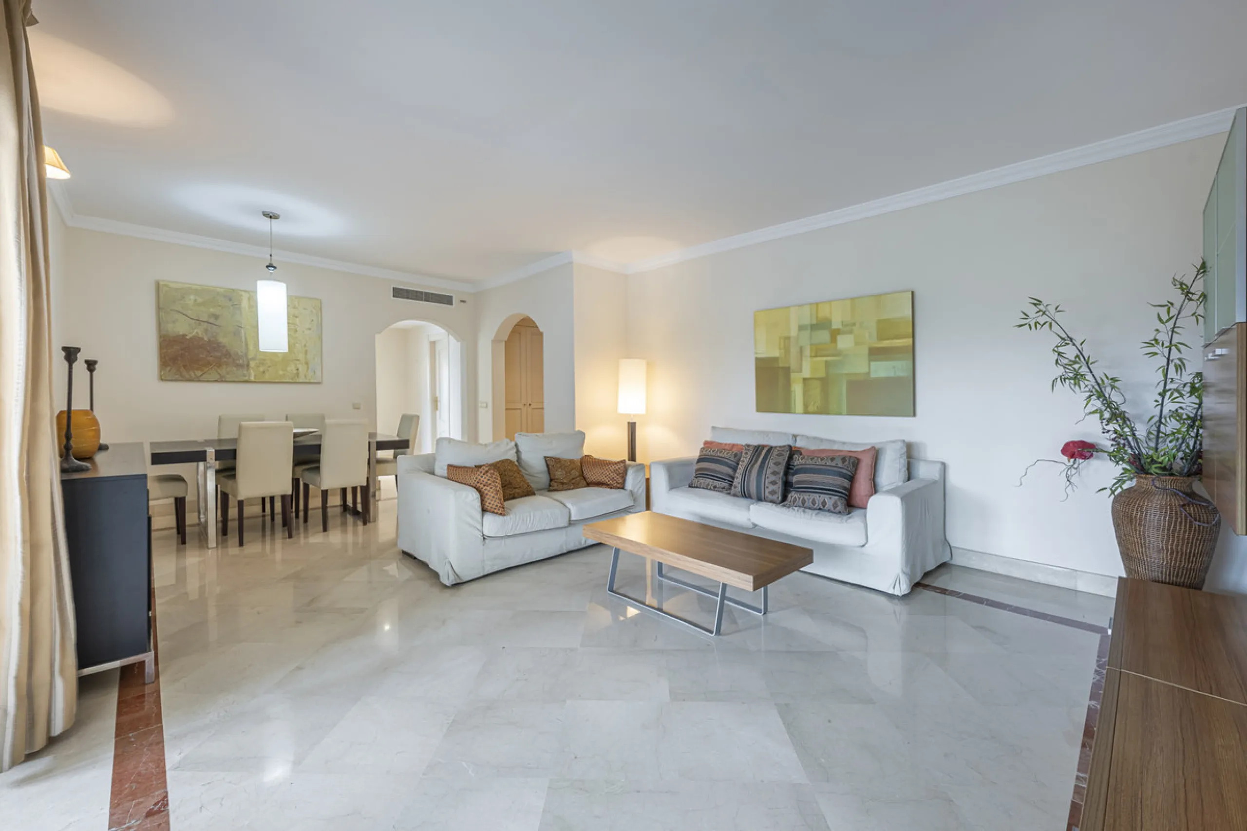 Apartment - Middle Floor Apartment в продаже в Marbella, Málaga. В доме 2 спален и 3 ванных комнат. Площадь дома 151 м²