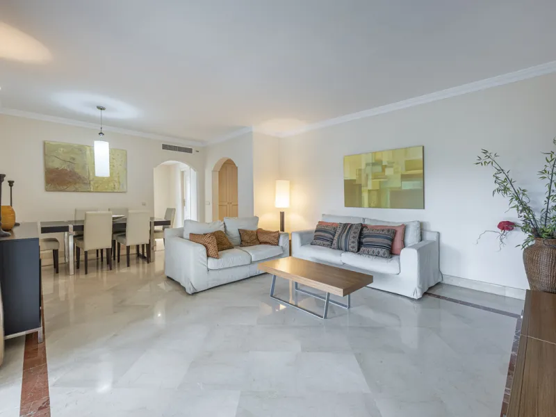 Apartment - Middle Floor Apartment в продаже в Marbella, Málaga. В доме 2 спален и 3 ванных комнат. Площадь дома 151 м²