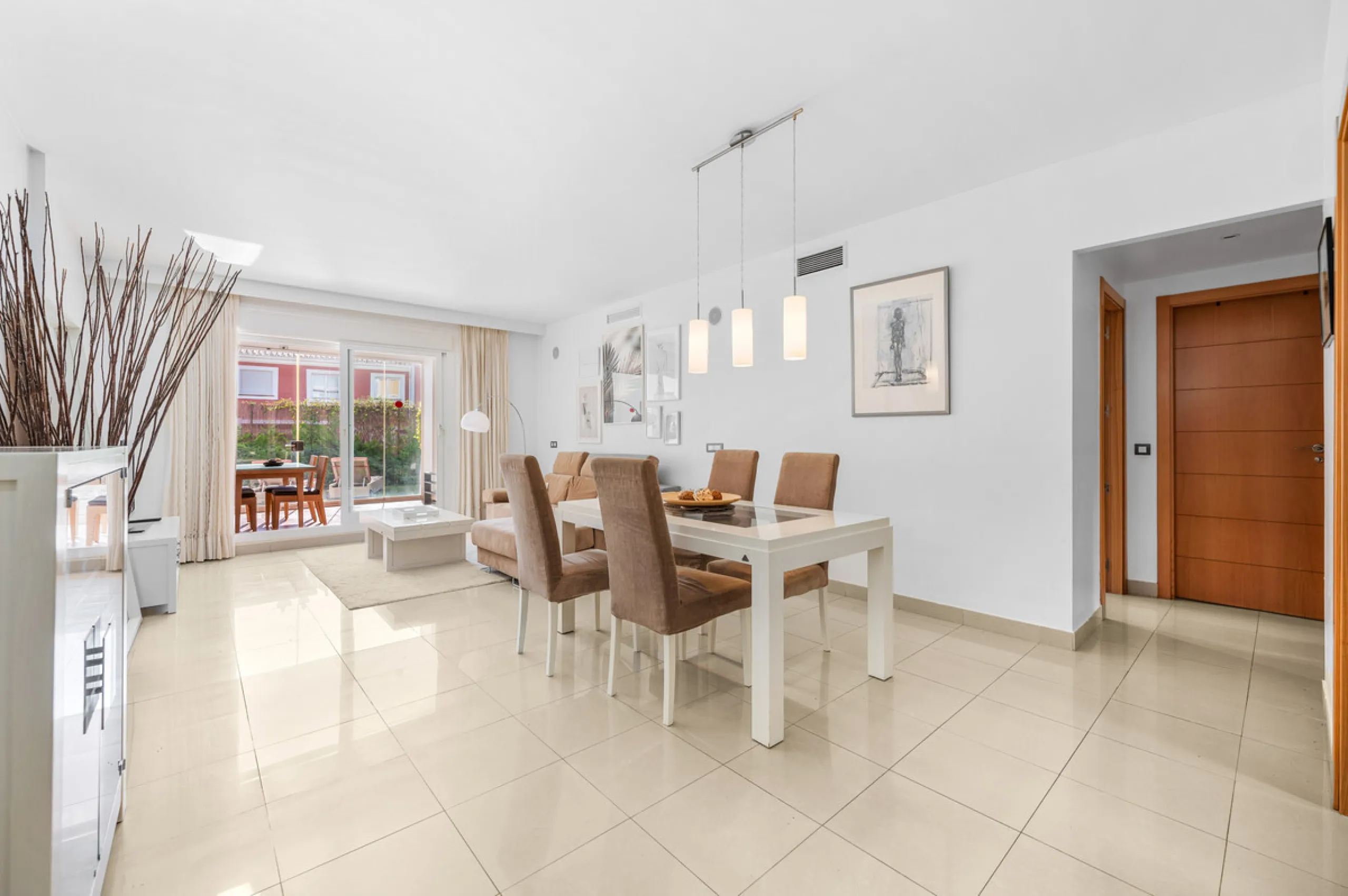 Located in the sought-after urbanisation Cortijo del Mar, this bright and well-presented 2-bedroom, 2-bathroom ground-floor apartment offers comfort, privacy, and excellent rental potential.