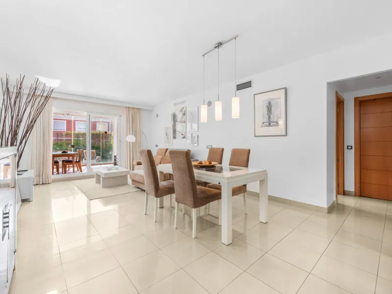Located in the sought-after urbanisation Cortijo del Mar, this bright and well-presented 2-bedroom, 2-bathroom ground-floor apartment offers comfort, privacy, and excellent rental potential.