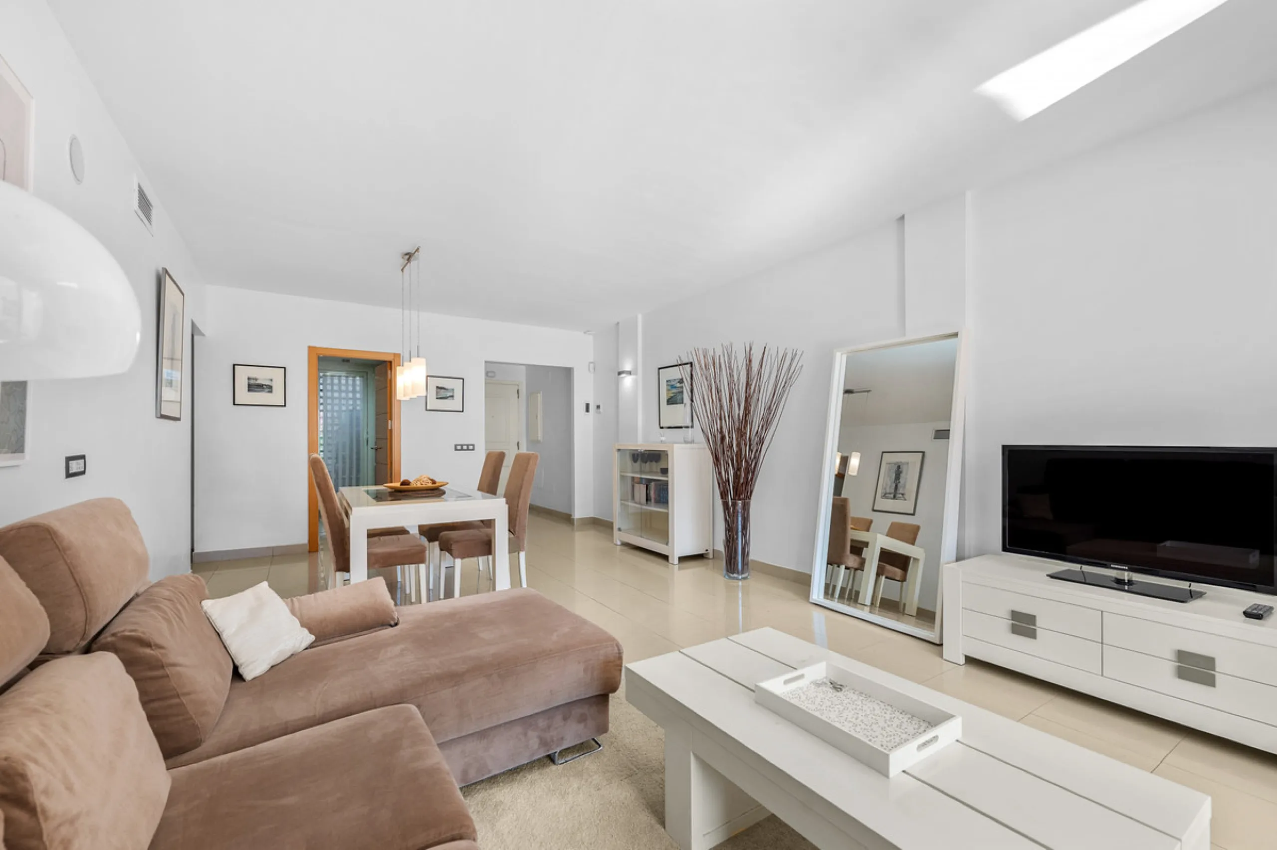Located in the sought-after urbanisation Cortijo del Mar, this bright and well-presented 2-bedroom, 2-bathroom ground-floor apartment offers comfort, privacy, and excellent rental potential.
