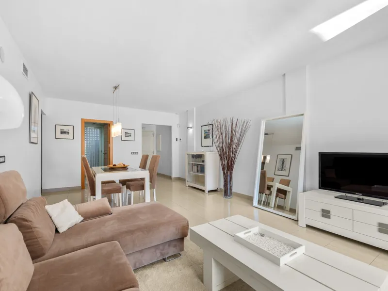 Located in the sought-after urbanisation Cortijo del Mar, this bright and well-presented 2-bedroom, 2-bathroom ground-floor apartment offers comfort, privacy, and excellent rental potential.