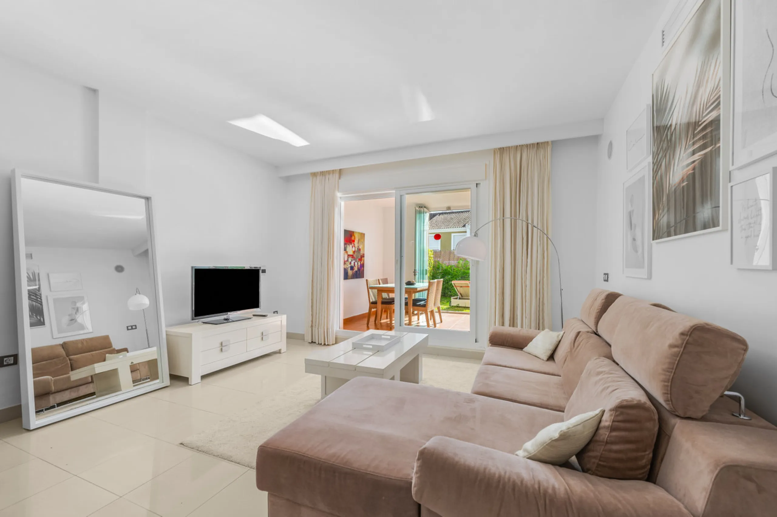 Located in the sought-after urbanisation Cortijo del Mar, this bright and well-presented 2-bedroom, 2-bathroom ground-floor apartment offers comfort, privacy, and excellent rental potential.