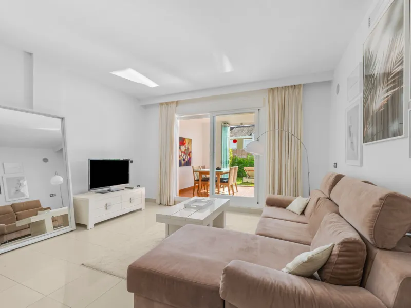 Located in the sought-after urbanisation Cortijo del Mar, this bright and well-presented 2-bedroom, 2-bathroom ground-floor apartment offers comfort, privacy, and excellent rental potential.