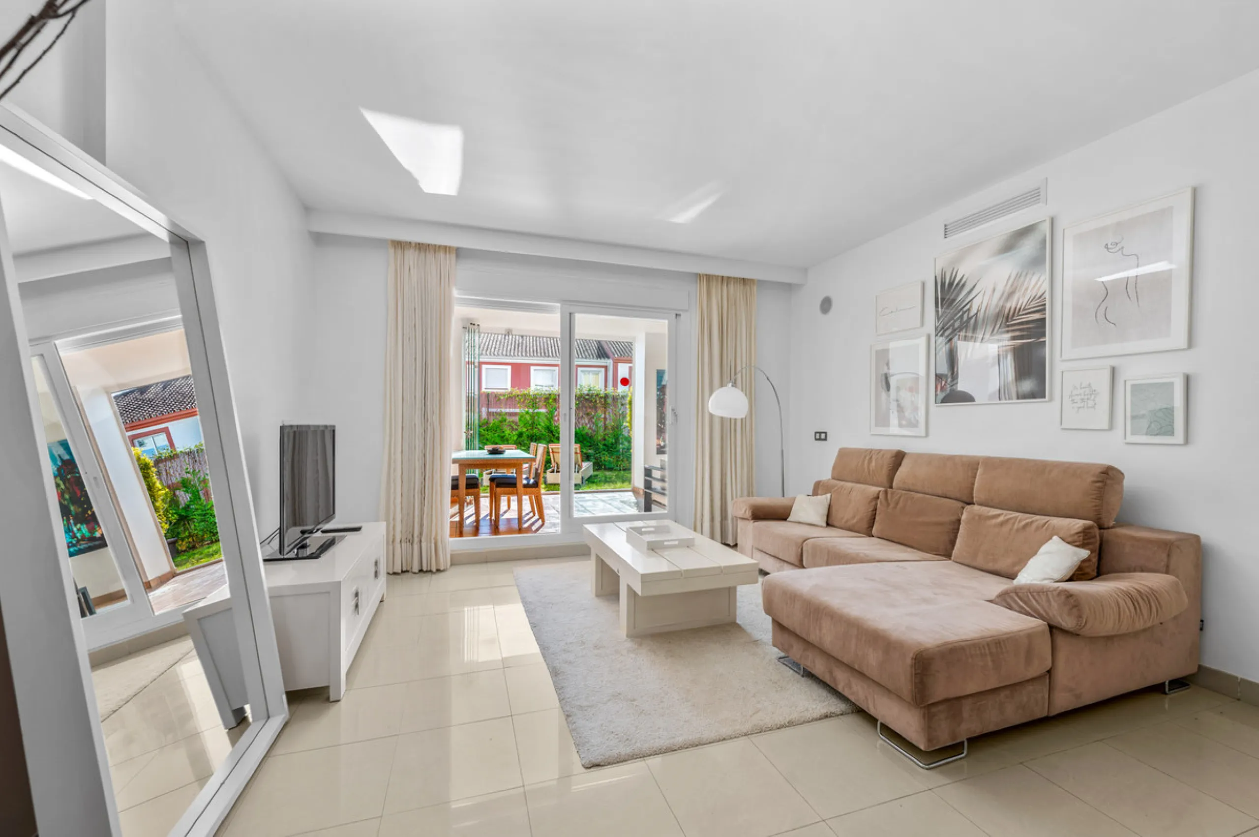 Located in the sought-after urbanisation Cortijo del Mar, this bright and well-presented 2-bedroom, 2-bathroom ground-floor apartment offers comfort, privacy, and excellent rental potential.