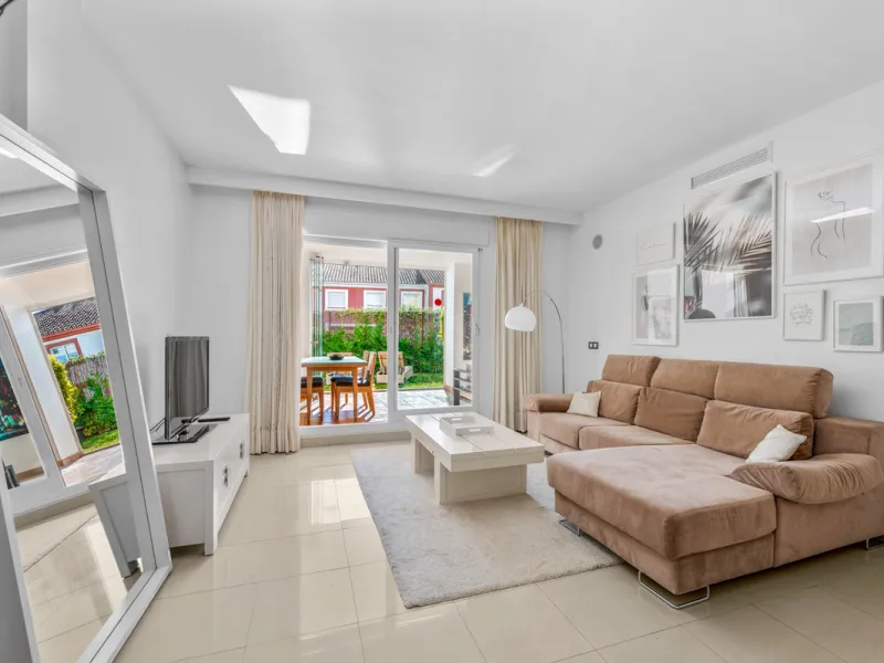 Located in the sought-after urbanisation Cortijo del Mar, this bright and well-presented 2-bedroom, 2-bathroom ground-floor apartment offers comfort, privacy, and excellent rental potential.