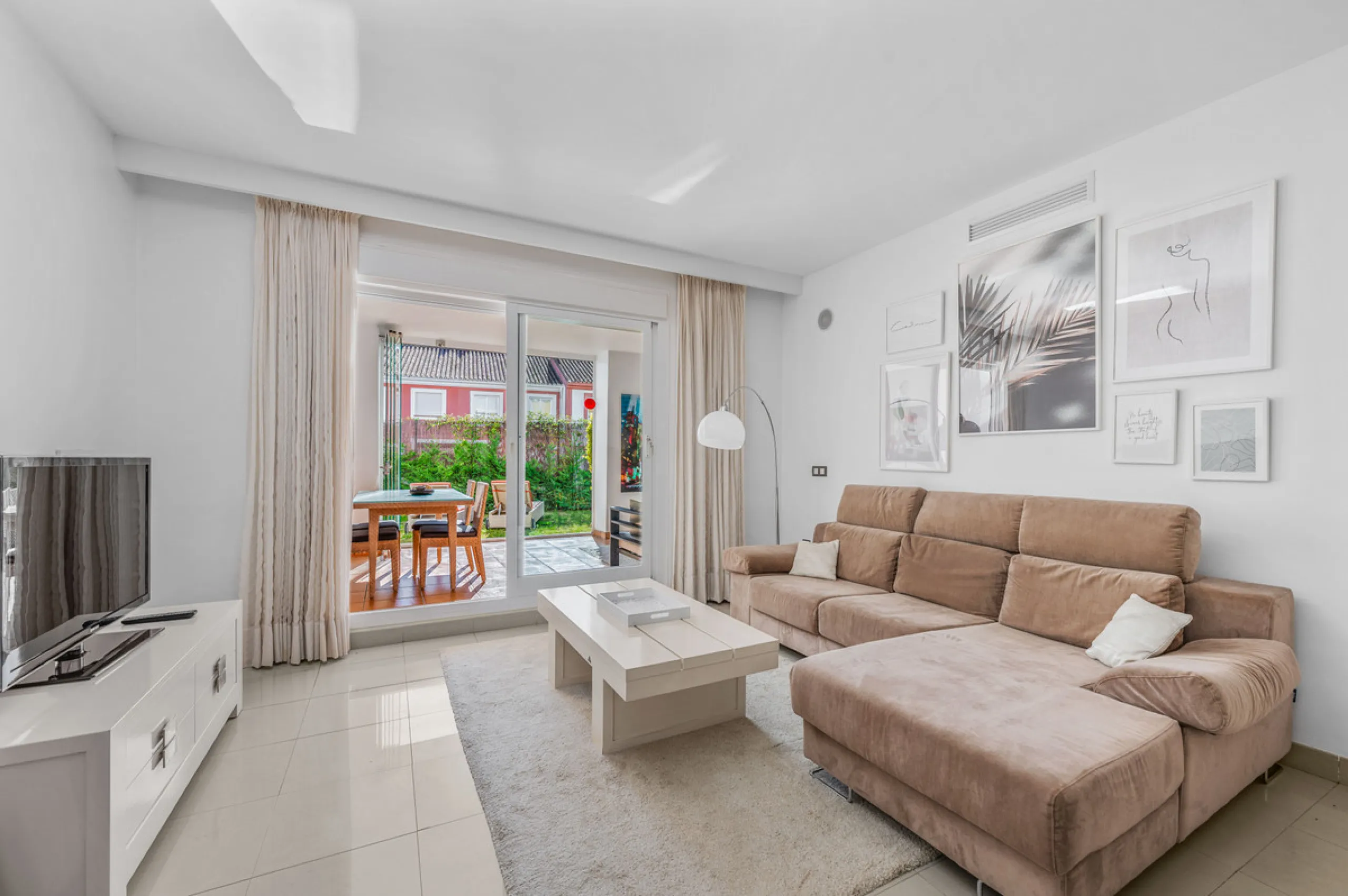 Located in the sought-after urbanisation Cortijo del Mar, this bright and well-presented 2-bedroom, 2-bathroom ground-floor apartment offers comfort, privacy, and excellent rental potential.