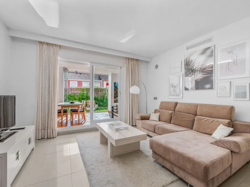 Located in the sought-after urbanisation Cortijo del Mar, this bright and well-presented 2-bedroom, 2-bathroom ground-floor apartment offers comfort, privacy, and excellent rental potential.