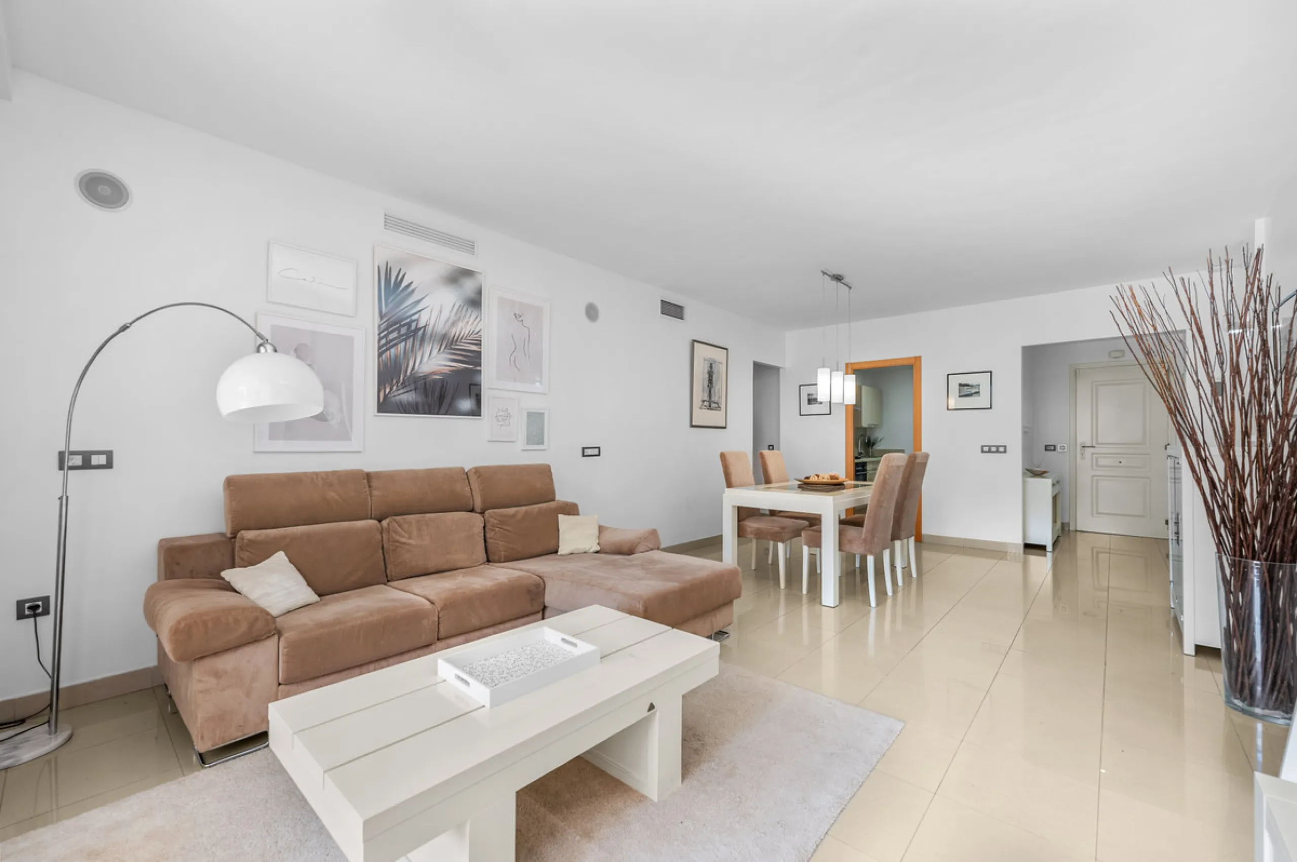Located in the sought-after urbanisation Cortijo del Mar, this bright and well-presented 2-bedroom, 2-bathroom ground-floor apartment offers comfort, privacy, and excellent rental potential.
