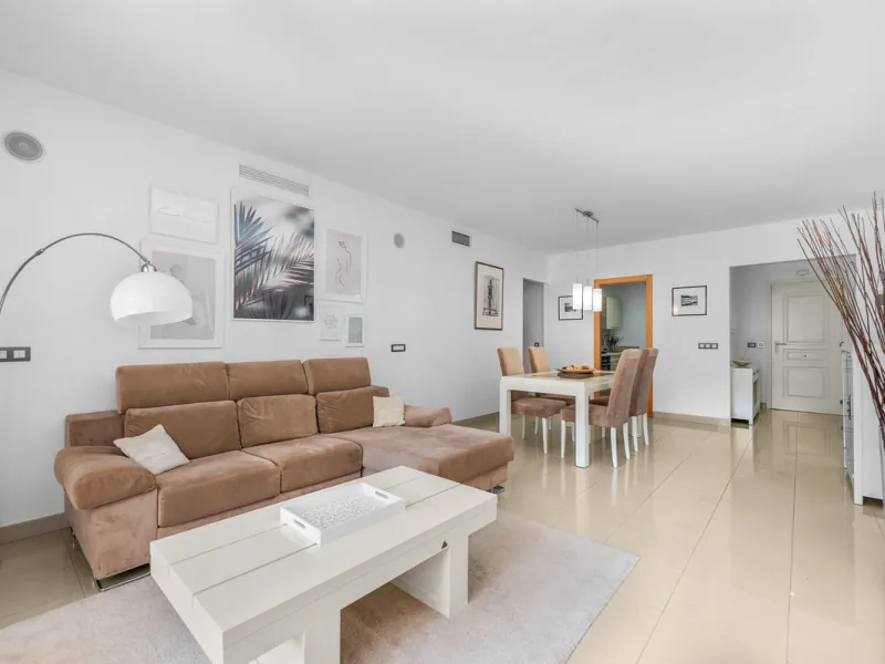 Located in the sought-after urbanisation Cortijo del Mar, this bright and well-presented 2-bedroom, 2-bathroom ground-floor apartment offers comfort, privacy, and excellent rental potential.
