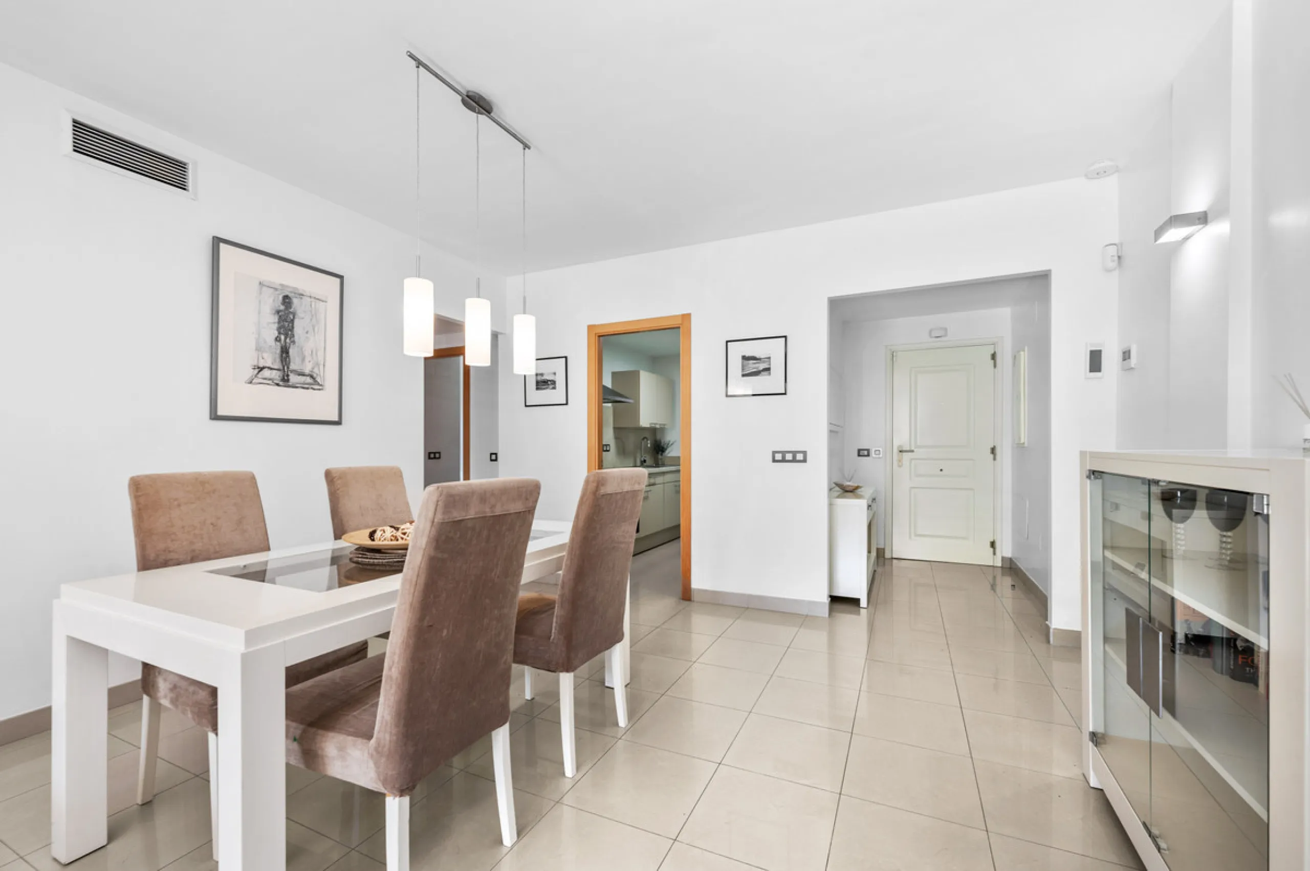 Located in the sought-after urbanisation Cortijo del Mar, this bright and well-presented 2-bedroom, 2-bathroom ground-floor apartment offers comfort, privacy, and excellent rental potential.
